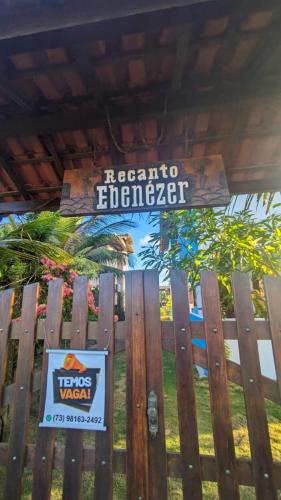 a sign for a restaurant on a wooden fence at Recanto Ebenézer in Taipu
