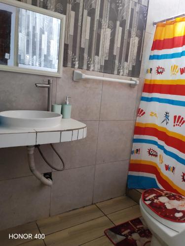 a bathroom with a sink and a toilet at Casita de camucha segundo piso in Chincha Baja