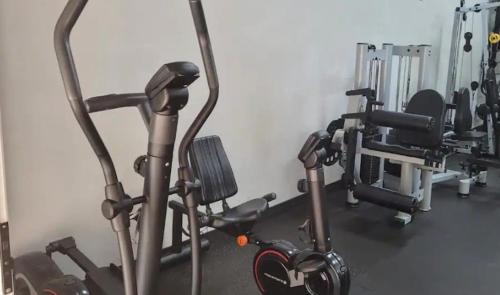 a gym with several tread machines in a room at Lindo Completíssimo Ap 2 quart Cama King Maq Lavar in Ribeirão Preto