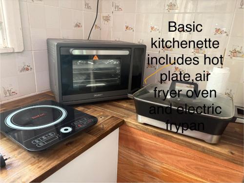 a microwave and a toaster oven on a kitchen counter at Wandi General in Wandiligong