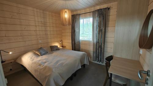a bedroom with a bed in a room with a window at Hakoranta in Ruka