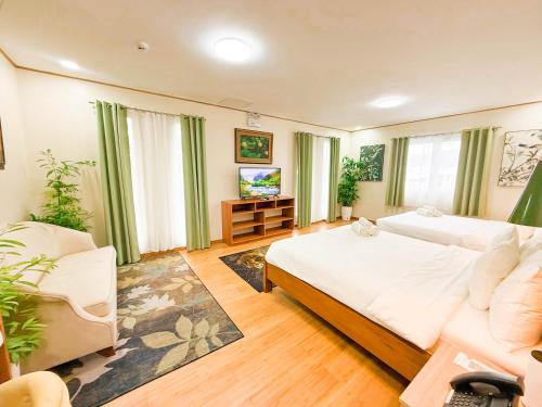 En eller flere senge i et værelse på Sky Garden Homestay