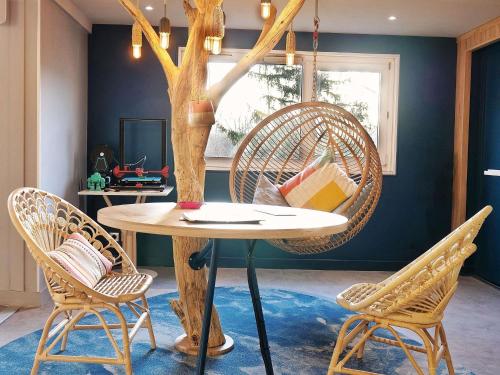 een eetkamer met een tafel en twee stoelen bij Mercure Annemasse Porte De Genève in Gaillard