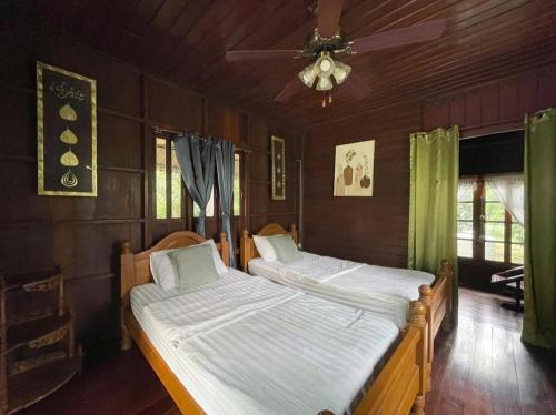 Llit o llits en una habitació de Panpim Resort
