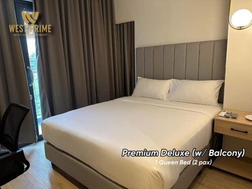 ein Schlafzimmer mit einem Bett in einem Hotelzimmer in der Unterkunft West Prime Hotel in Calbayog