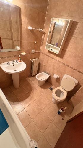 a bathroom with a toilet and a sink at Malvinas Casa de Playa in Necochea