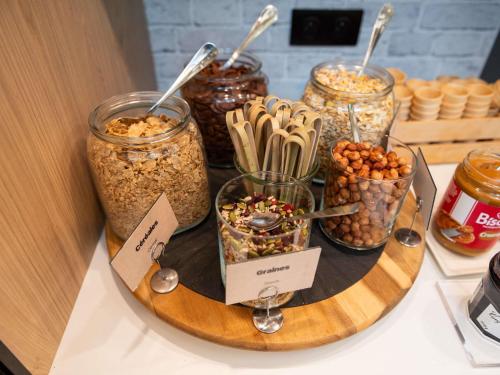 een weergave van voedsel in potten op een tafel bij ibis Lyon Est Bron in Bron