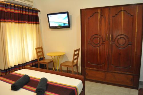 TV a/nebo společenská místnost v ubytování Dions Guest House