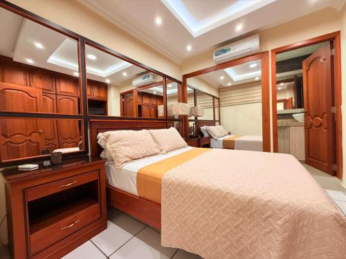 En eller flere senge i et værelse på Suites Ejecutivas Unioro