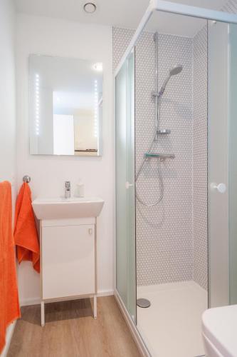 a bathroom with a shower and a sink at Ooostel2.be Zaventem in Zaventem