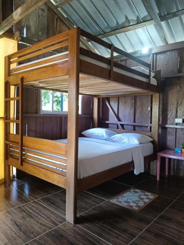 ein Schlafzimmer mit zwei Etagenbetten in einem Zimmer in der Unterkunft Hospedaje Rural Shihumar in Coquí