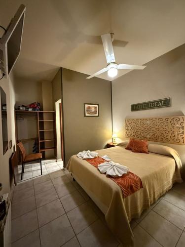 a bedroom with a bed and a ceiling fan at Hotel Ideal vcp in Villa Carlos Paz