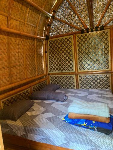 a bedroom with a bed in a wooden structure at D Cottage Sabin in Punten