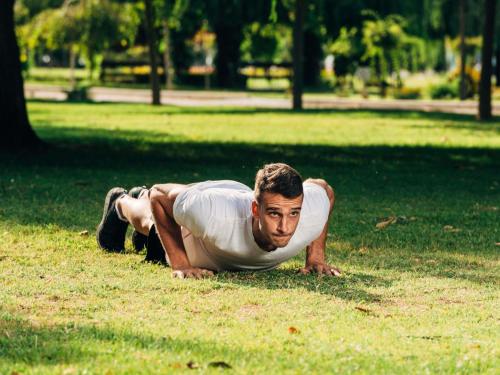 Un uomo steso sull'erba in un parco di ibis Styles Aix les Bains Domaine de Marlioz ad Aix-les-Bains