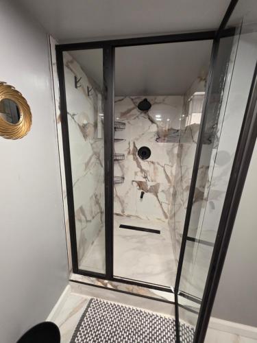 Billede fra billedgalleriet på Private Area & Common Space Rooms In Bayshore i Bay Shore