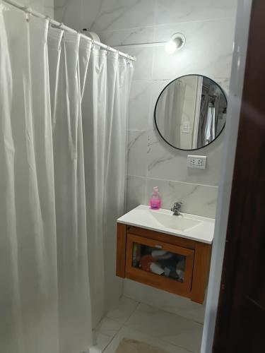 un bagno con lavandino e specchio di casa fin de semana a Paraná