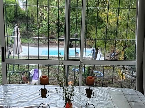 vista sulla piscina vista attraverso una finestra di casa fin de semana a Paraná