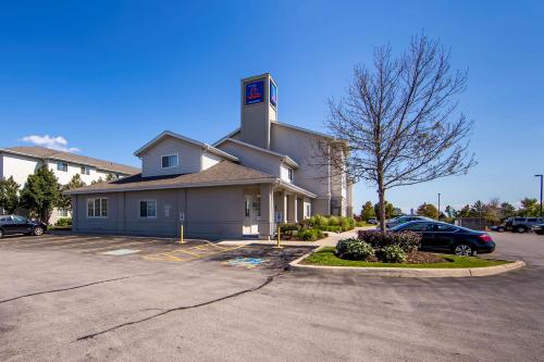 a building with a car parked in a parking lot at Studio 6 Toronto - Mississauga with Kitchenettes in Mississauga