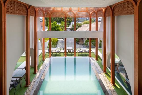 una piscina sul tetto di un edificio di Away Bangkok Riverside Kene a Bangkok