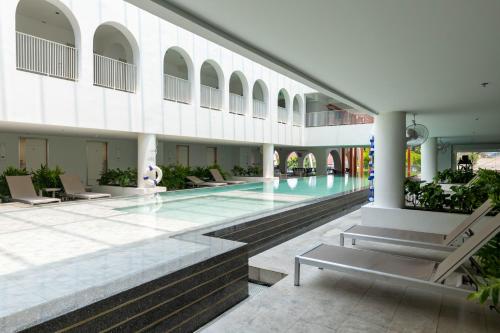 una piscina al centro di un edificio di Away Bangkok Riverside Kene a Bangkok