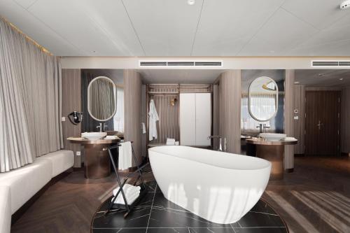 Et badeværelse på Private Cruise Ha Long Bay - Bai Tu Long Bay