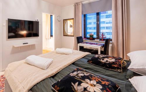 una camera d'albergo con due letti e una televisione di Studio in the city center FREE PRIVATE PARKING with heating plug a Kemi