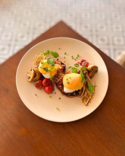 talerz żywności z jajami na stole w obiekcie PinkCoco Uluwatu - Constant Surprises & for Cool Adults Only w mieście Uluwatu