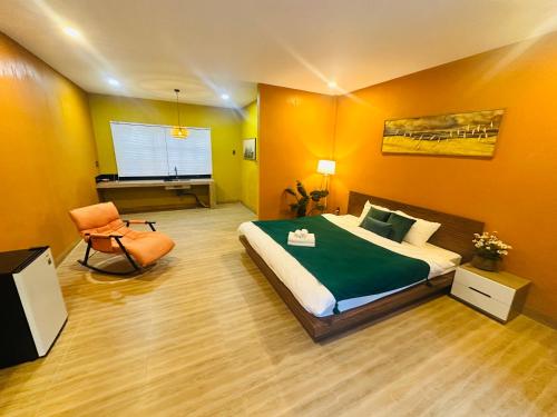 een slaapkamer met een bed en een stoel erin bij Phú Xuân Homestay Phan Thiết - Gần Dốc Hoàng Hôn in Phan Thiet