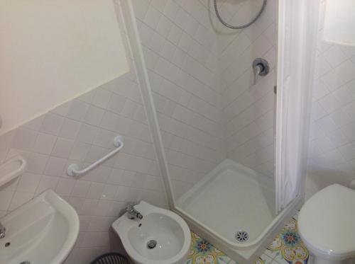 y baño con ducha, aseo y lavamanos. en Bella Vista en Lipari