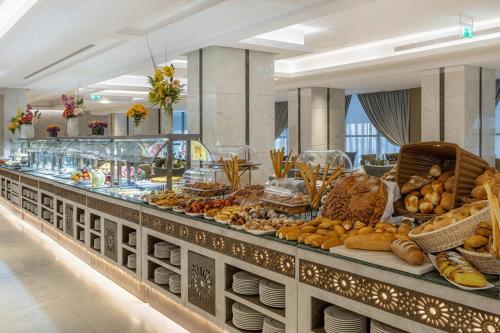 een buffet met veel verschillende soorten eten bij Valy Hotel in Al Madinah