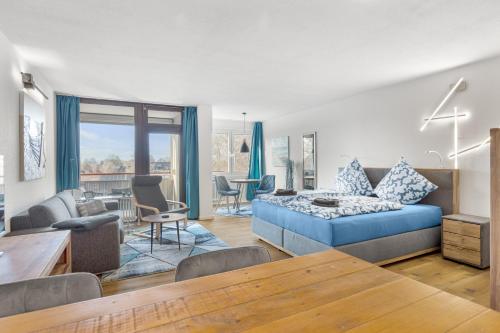 a living room with a blue couch and a table at Altes Holzboot in Steinhude