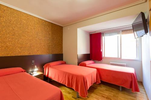 Katil atau katil-katil dalam bilik di Pensión La Rioja