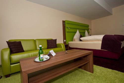 Zimmer mit einem Bett, einem Sofa und einem Tisch in der Unterkunft Am Schlosspark in Worms
