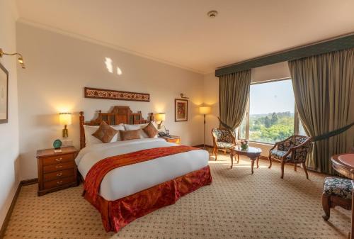 una camera d'albergo con un letto e una grande finestra di Islamabad Serena Hotel a Islamabad