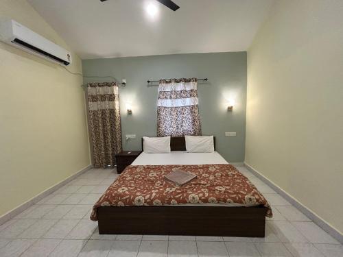 a bedroom with a large bed in a room at The golden villa in Calangute