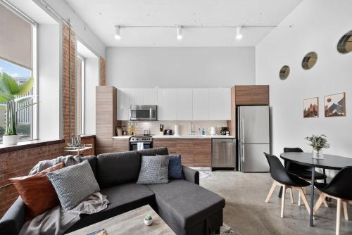 a living room with a couch and a kitchen at Beautiful Downtown Apartment with Pool, Laundry, Parking in Dallas