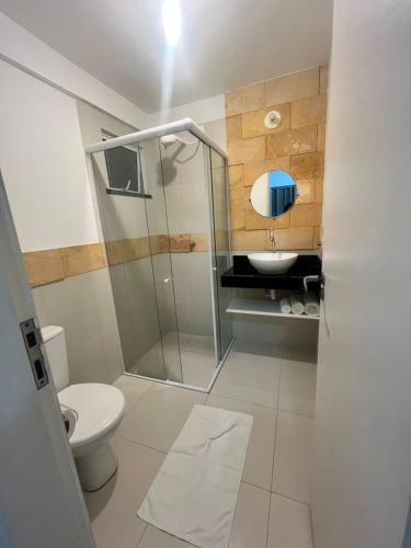 un bagno con doccia, WC e lavandino di Cumbuco Residencial Dunas Beach apt.203 a Cumbuco