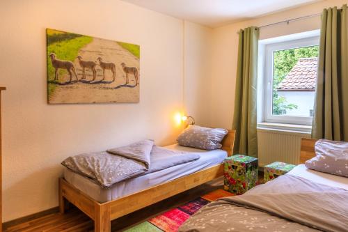 a bedroom with two beds and a window at Ferienwohnung Apfelbaum Kitzingen in Kitzingen