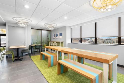 een kantoor met tafels, stoelen en ramen bij Spark By Hilton Muskogee in Muskogee