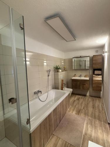 Et badeværelse på Gästehaus zum Alpenjäger