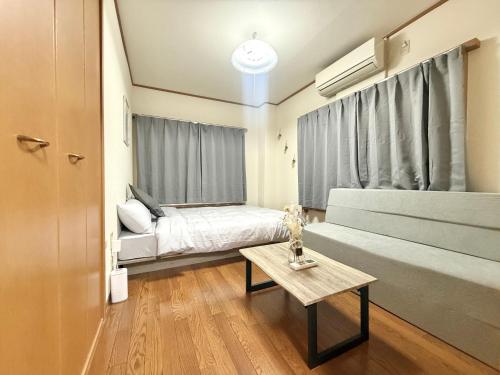 a small room with a bed and a table at Nogata RelaxingHome E2 in Tokyo