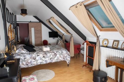 Chambre Coco في بريزير: غرفة نوم بها سرير في العلية