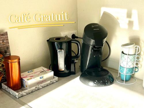 Příslušenství pro přípravu čaje a kávy v ubytování Les Lodges du Paradis by Leslodgespa