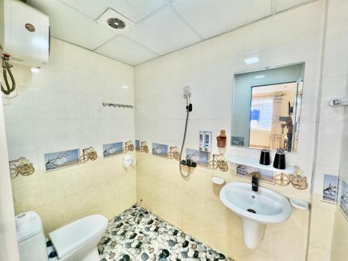 a bathroom with a sink and a toilet at Văn Phượng Hostel in Cat Ba