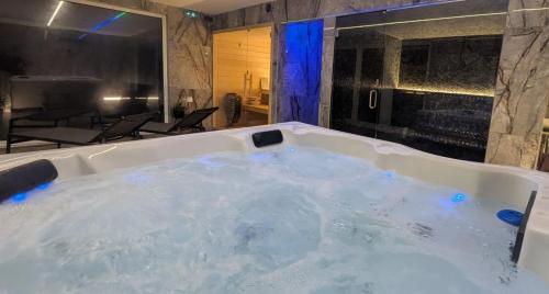 een groot bad gevuld met water in een kamer bij Arouca Passadiços Alojamentos & Jacuzzi in Arouca