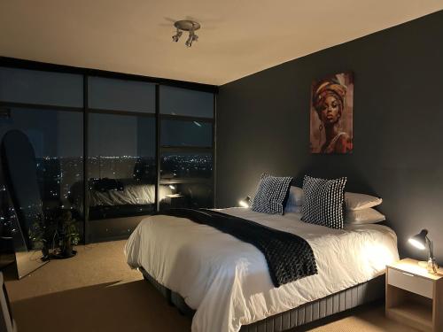 una camera con un grande letto e vista sulla città di Skyline Hideout XL King Bed FREE Parking Views a Edenvale