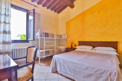 a bedroom with a bed and a window at Agriturismo La Querciola in Riolo Terme