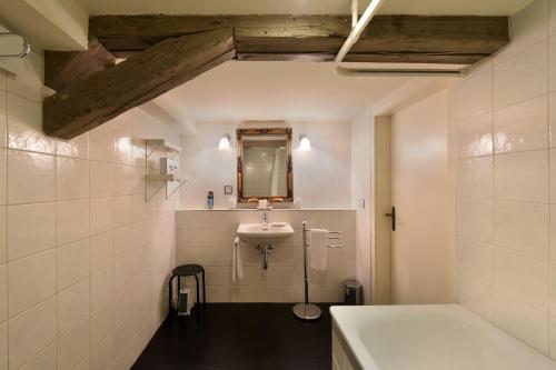 Ett badrum på Romantik Hotel Schwan