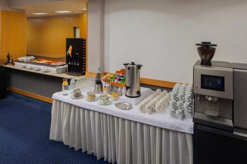 un tavolo con una tovaglia bianca con del cibo sopra di City Inn Hotel Olomouc a Olomouc