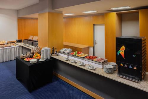 una linea a buffet in una camera d'albergo con cibo di City Inn Hotel Olomouc a Olomouc
